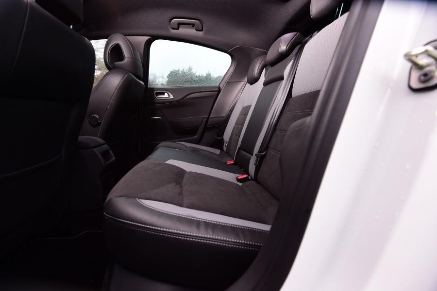 Интерьер DS 4 Crossback 2015 года  (UK) (фото 9 из 22)